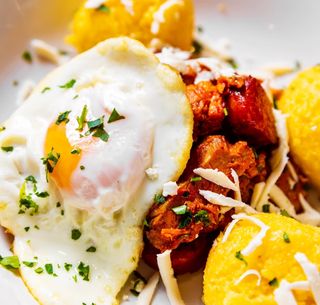 Tochitură cu mămăliguță, ochi de ou, telemea