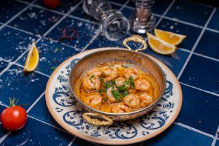 შემწვარი კრევეტები ნივრით კარაქში