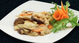 77 Pollo con funghi e bambù