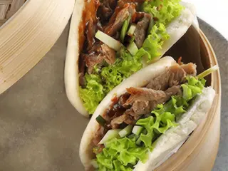 SANDWICH GUA BAO Z ŁOSOSIEM W TEMPURZE 2 SZT.