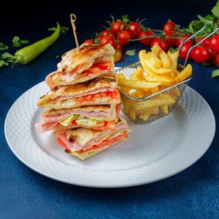 Sendvič sa kulenom, kajmakom i pomfritom