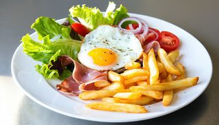 Jamón Serrano, Patatas, Huevo Y Ensalada