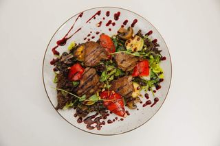 Теплий салат з телятиною (370г)