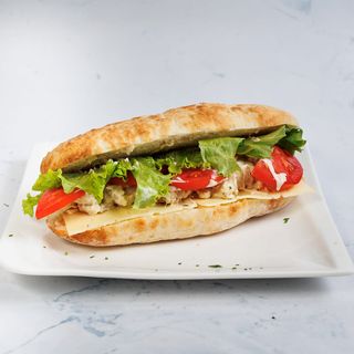 Sendvič s piletinom, sirom i rajčicom