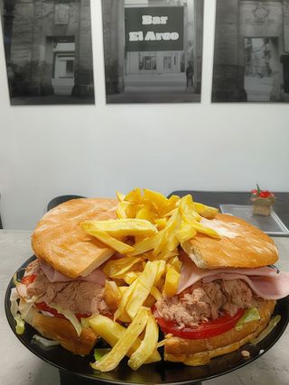 Campero De Atún con patatas fritas