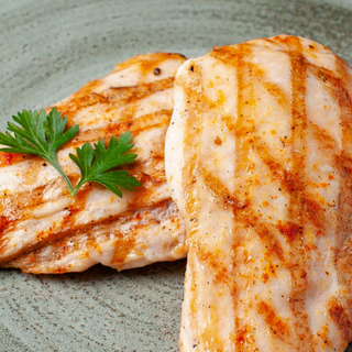 Piept de curcan cu cartofi scotieni si sos de piper roz