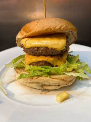 Panino con doppio hamburger di chianina, insalata e cheddar