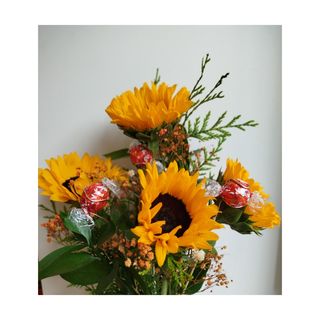 Ramo De 4  Girasoles y 3 chocolates lindt