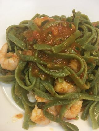 Tagliateli con salsa pesto , Gambas y tartar de tomate