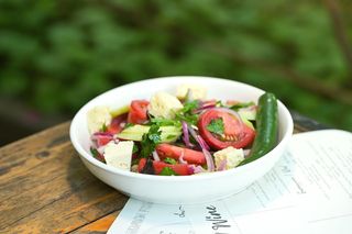 კიტრი პამიდვრის  სალათი კახური ზეთითა და გუდის ყველით