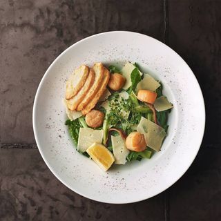 Scoici la gratar cu salata Romano