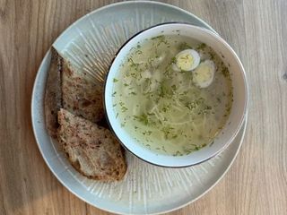 Бульйон курячий з лапшою, рваною куркою та яйцем