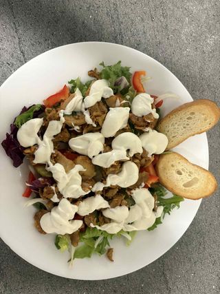 Sałatka gyros z pieczywem