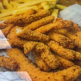 Tiras de pollo Cajun con papas 