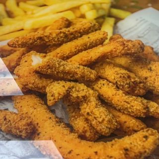 Tiras de pollo Cajun con papas 