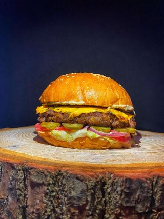 ჩიზბურგერი ბეკონით და კვერცხით