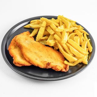 Milanesa de pollo con patatas fritas