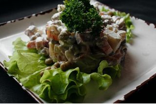 Салат "Оливье" с копченой говядиной