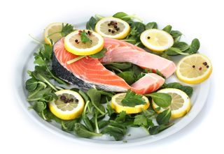 Грилована сьомга с гарнитура