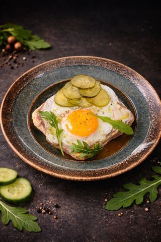 Крок-мадам з шинкою та соусом бешамель з беконом