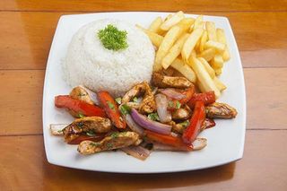 Pollo saltado
