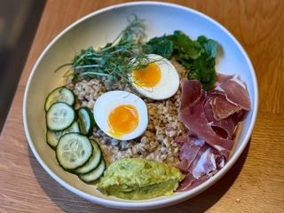 Вівсяна каша з прошуто та авокадо (330g)