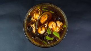 Суп-лапша с морепродуктами по-гонконгски