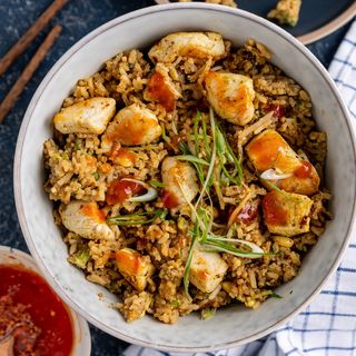 Arroz frito con pollo y curry