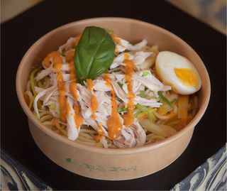 Mian de pollo con salsa thai