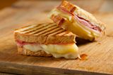 Toast Au Fromage Et Charcuterie de dinde fumée 