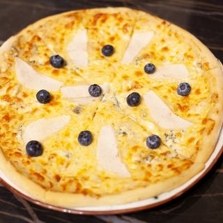 Авторська піца три сири з грушею та ягодами