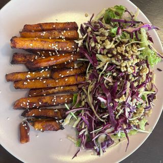 Glazirani batat sa salatom od crne riže i slanutka