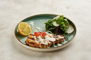 Стейк из семги под сливочно-икорным соусом (350г)