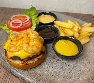 Відкритий бургер з мармурової телятини, креветкою та картопляними діпами