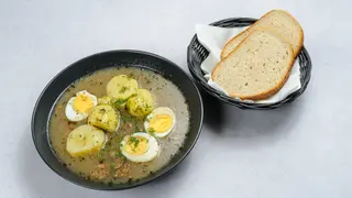 Żurek Do Syta podany z pieczywem
