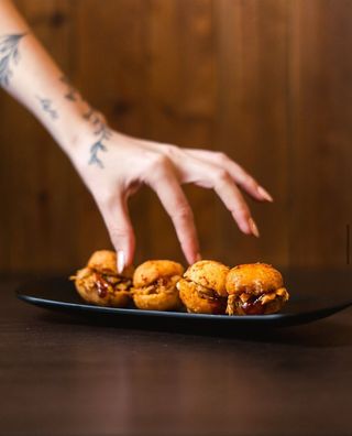 Pão de Queijo Frito Recheado com Pulled Pork