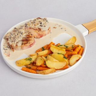 Medalion z wieprzowiną i pieczonymi warzywami