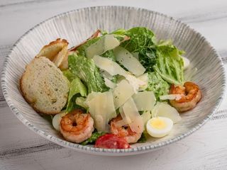 Салат «Цезар» з білоногими креветками (250g)