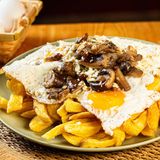 Con salteado de setas y queso de cabra a la plancha