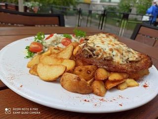 Schab z pieczarkami i serem