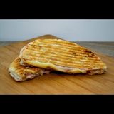 Tost sendvič sa pršutom