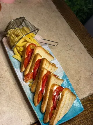 Tost sendvič sa goveđim kulenom