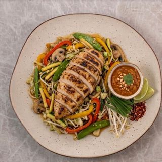 Verduras al wok, arroz y pechuga de pollo a la plancha