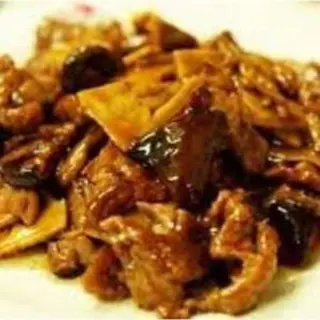 Cerdo Con Bambú Y Setas Chinas
