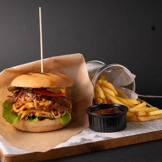 Бургер с дърпано свинско месце (380г)