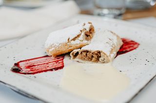 Štrudla s jabukama u umaku od vanilije