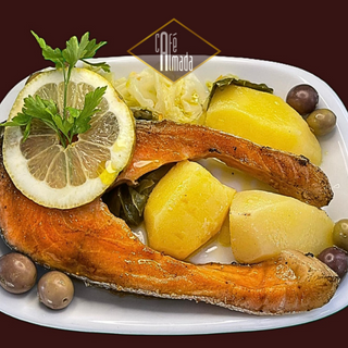 Salmão grelhado com molho de manteiga com batata cozida e legumes