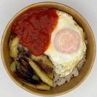 Arroz a la cubana con plátano a la plancha