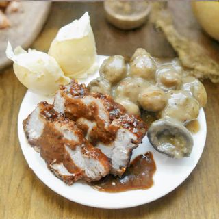 Свинско файл с гъбен сос (400г)