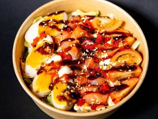 Салат з копченим лососем (230g)